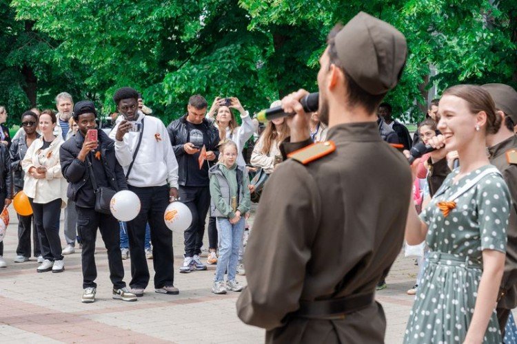 Люди поют военные песни