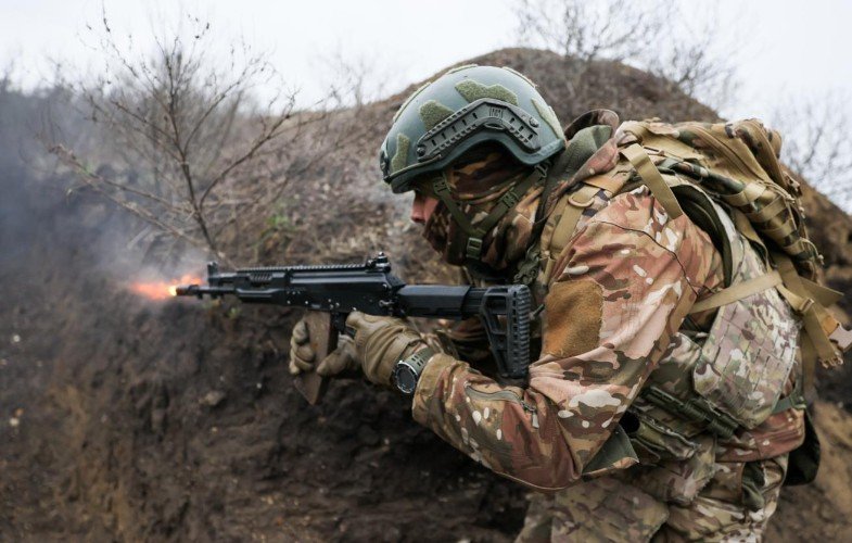 Военный с оружием