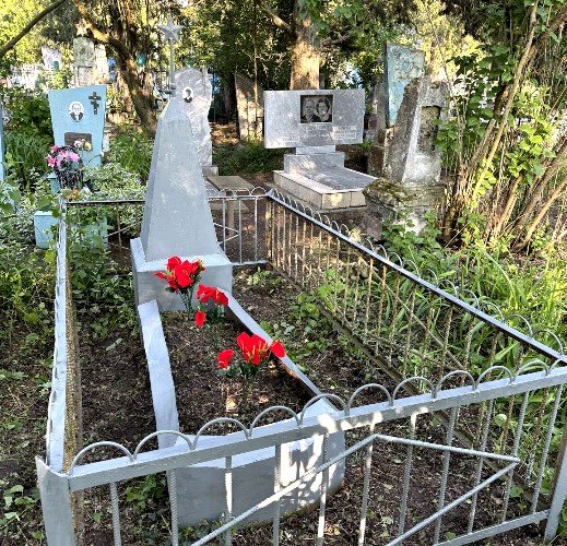 Красные цветы на неизвестной могиле
