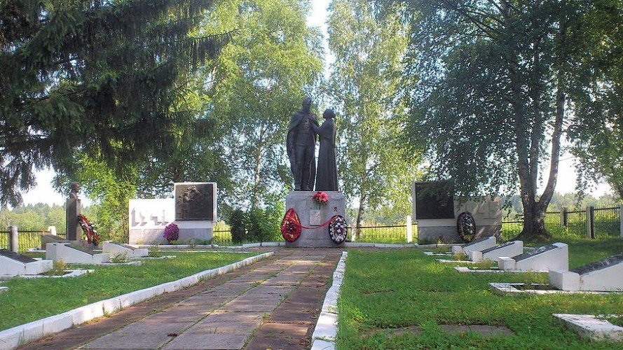 Братская могила, где покоится Дмитрий Лавриненко