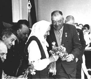 Матрёна Лавриненко с однополчанами сына