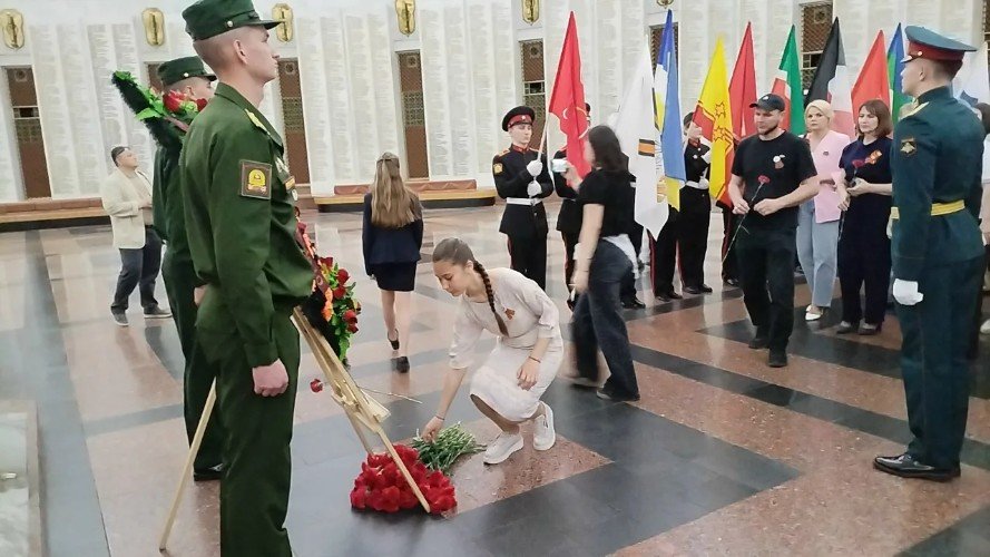 Кира Дейкина. Возложение цветов.