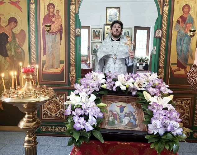благочинный Дионисий Шиегин перед иконой Вознесения Господня
