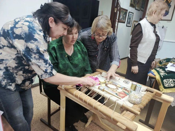 Педагоги художественной школы и мастерица