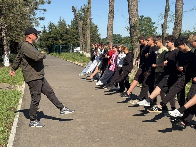 Строевая подготовка юнармейской смены в «Топольке»
