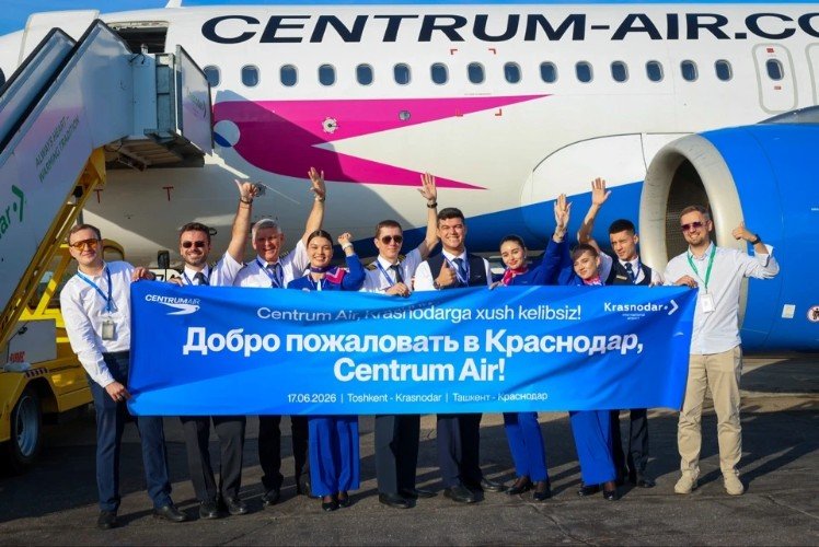 Экипаж самолета с баннером