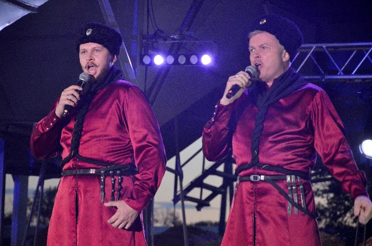 Солисты ансамбля «Скрыня»