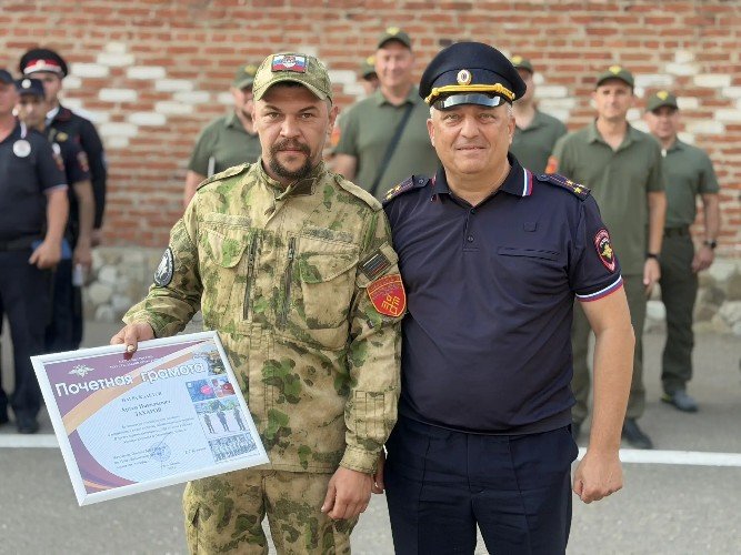 Дружинник Артём Захаров и начальник ОМВД РФ по Усть-Лабинскому району Евгений Кузнецов