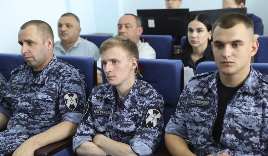 Сотрудники Росгвардии в зале администрации Усть-Лабинского района