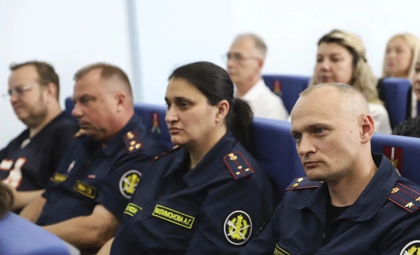Сотрудники полиции в зале адмниистрации Усть-Лабинского района