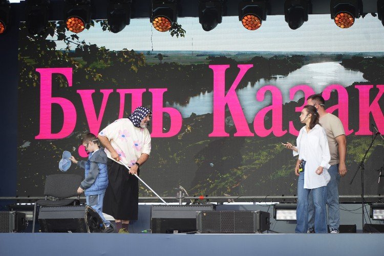 Фрагмент спектакля "Будь казаком!"