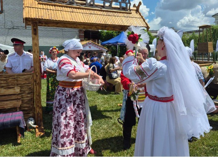 Смотрины у плетня. Невестино подворье