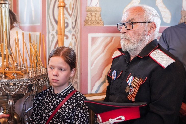 На службе в храме