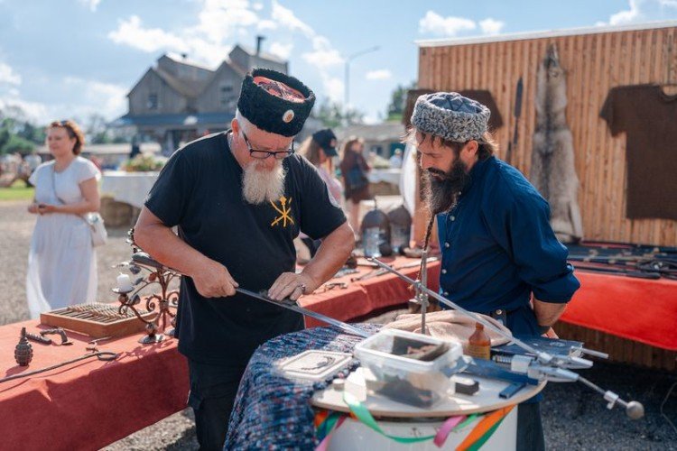 Два мастера
