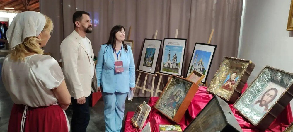 На выставке икон и окладов