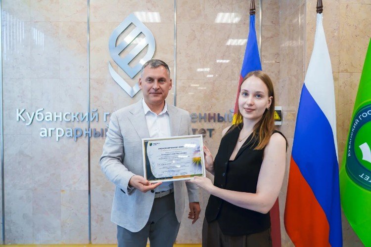 Генеральный директор  «Прогресс Агро» Денис Серпицкий и участница программы Алина Точилова