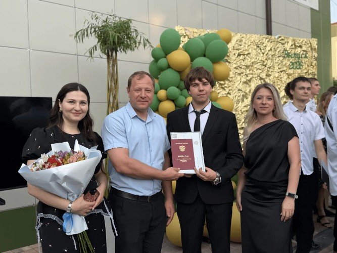 Выпускник ЛМТ с красным дипомом