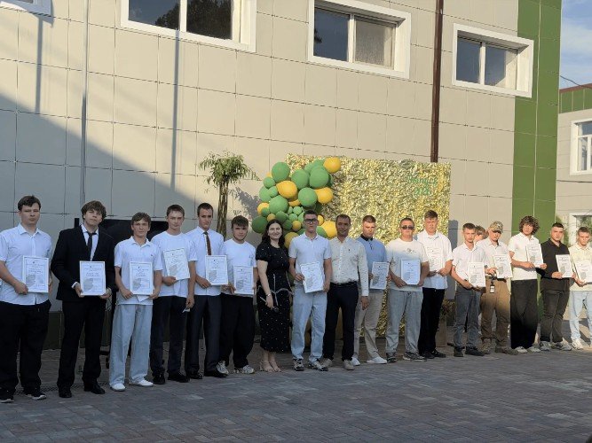 ВЫпускники ЛМТ с благодарственными письмами от «Прогресс Агро»