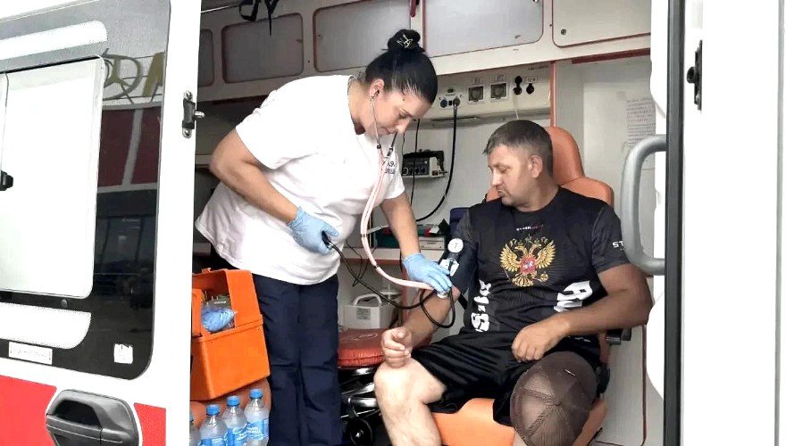 Мужчине измеряют давление в скорой