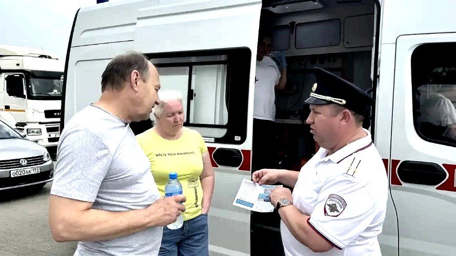 Замначальника Усть-Лабинской Госавтоинспекции Роман Сорочан беседует с водителями