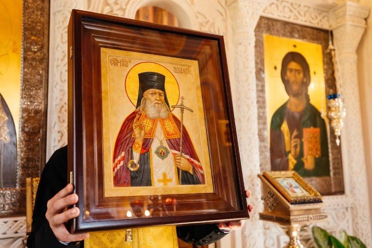 Икона с частицей мощей святителя Луки Крымского