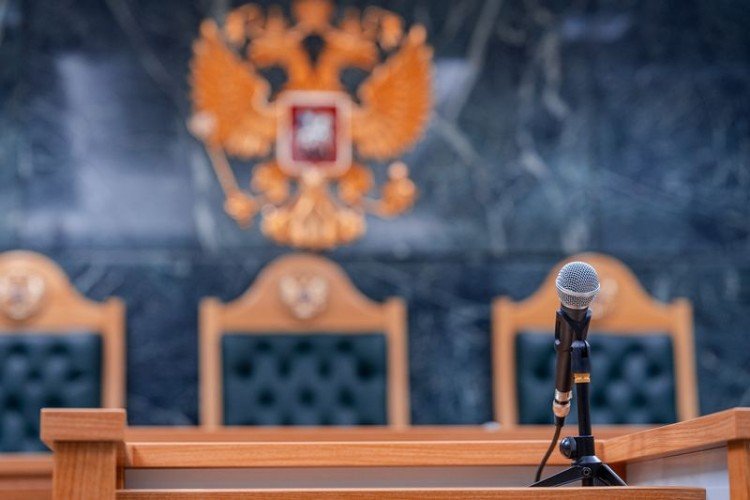 Микрофон в зале суда