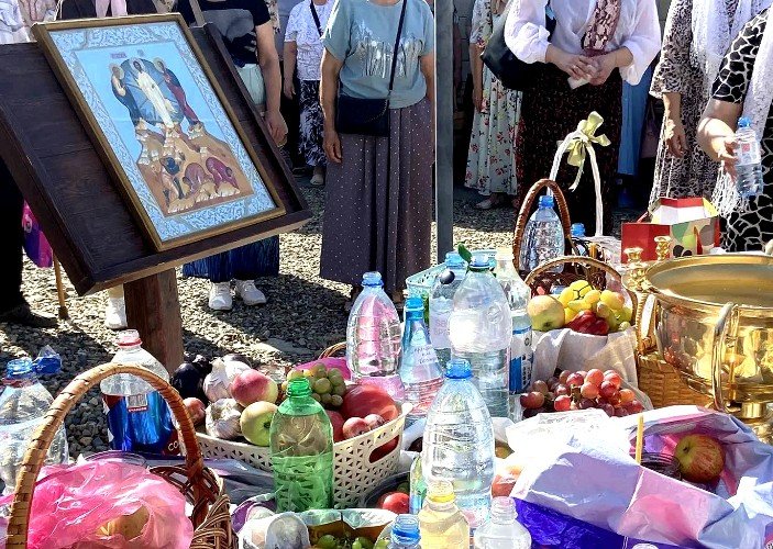 Освящение плодов перед иконой Преображения Господня
