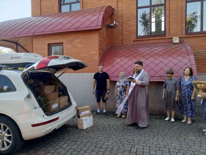 Иерей Михаил Степанков совершает молебен перед отправкой гуманитарной помощи