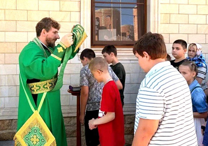Благочинный Усть-Лабинского округа иерей Дионисий Шиегин исповедует школьников