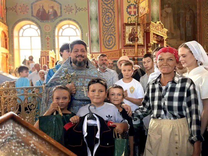 Отец Михаил Степанков со школьниками