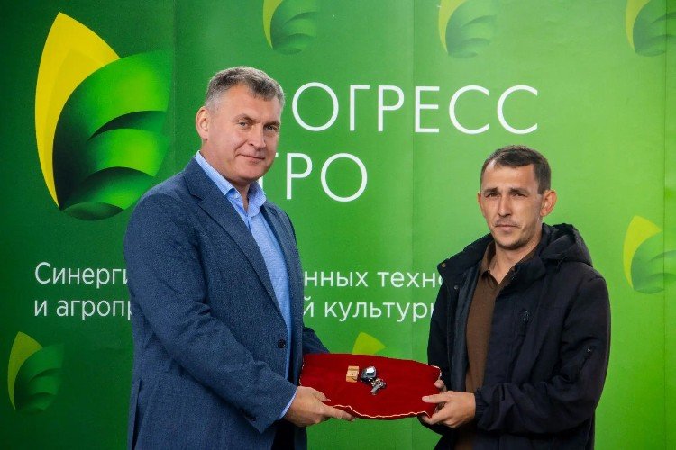 Денис Серпицкие вручает ключи от служебного авто