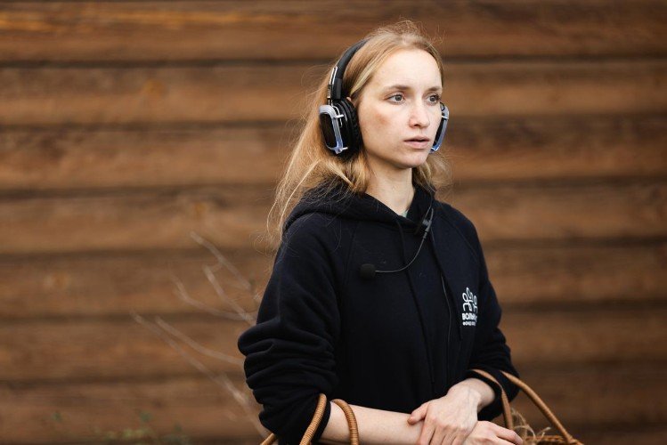 Девушка в наушниках