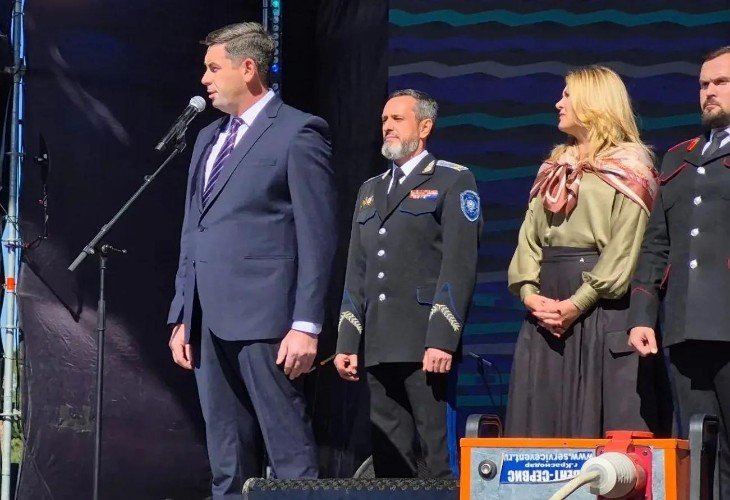 Люди на сцене