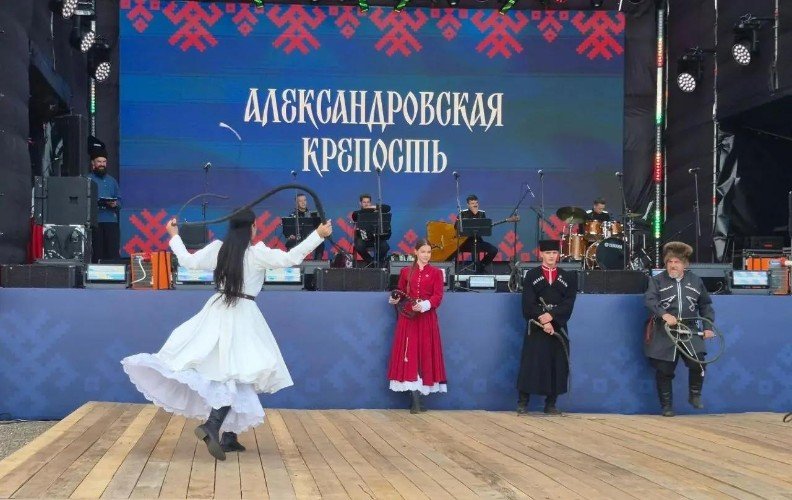 Девушка с хлыстом