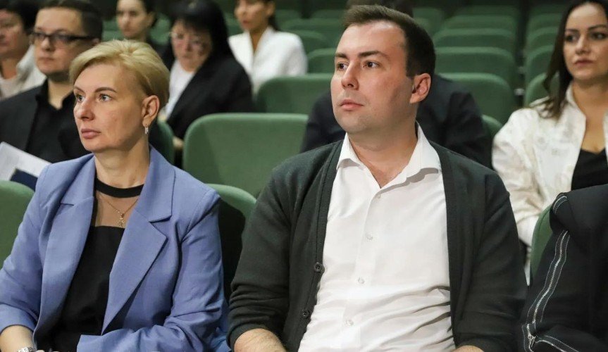 Люди в зале