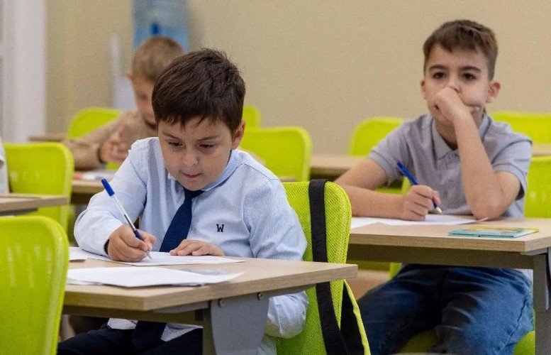 Дети решают задания на вступительныъх испытаниях