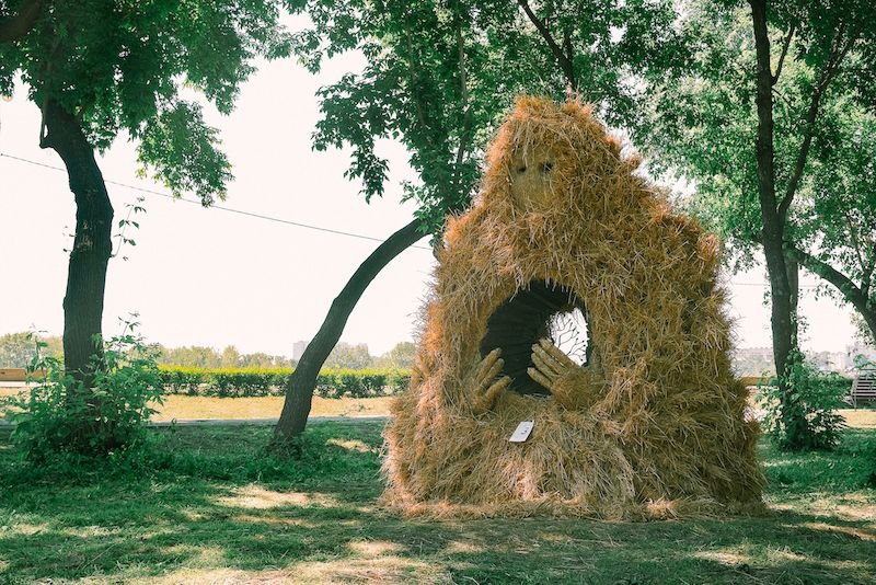 Первый в России фестиваль соломенных скульптур провели в Иркутске