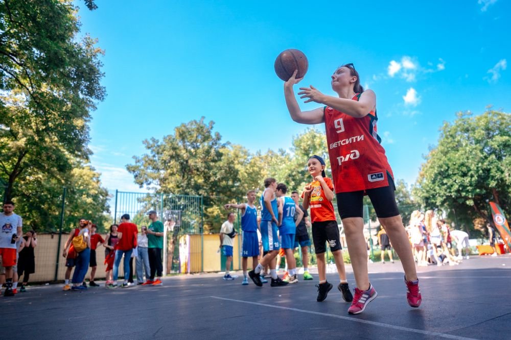 Новая спортивная площадка заменит жителям Ладожской личного тренера