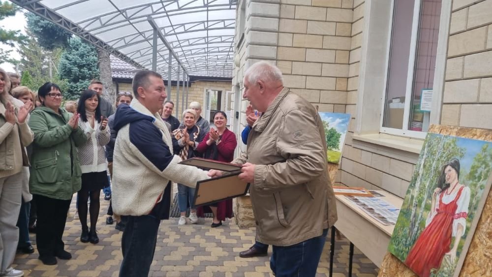 Руководство и коллектив «Прогресс Агро» оценило работы художника Алексея Танасова