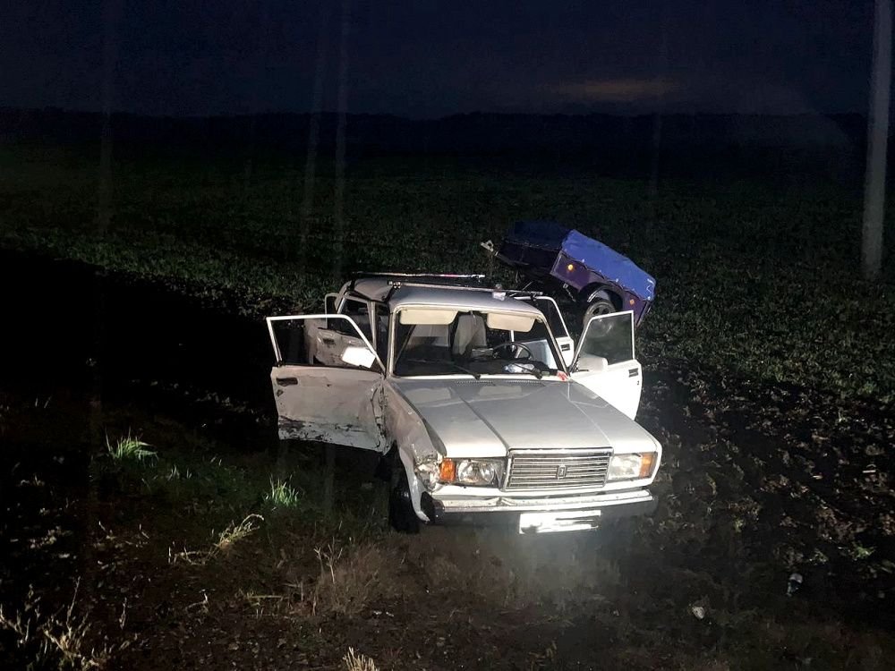 Три автомобиля столкнулись на мокрой дороге