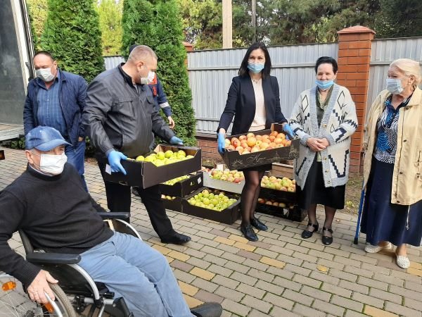 Фонд «Вольное Дело-Юг» дарит устьлабинцам яблоки от «Сокольского»