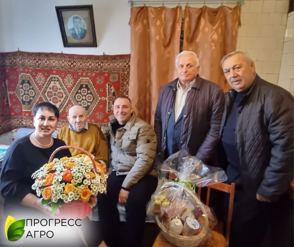 Сотрудники «Прогресс Агро» поздравили фронтовика Василия Файду со 100-летием