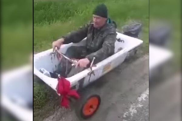 На Кубани полицейские остановили пьяного водителя ванны