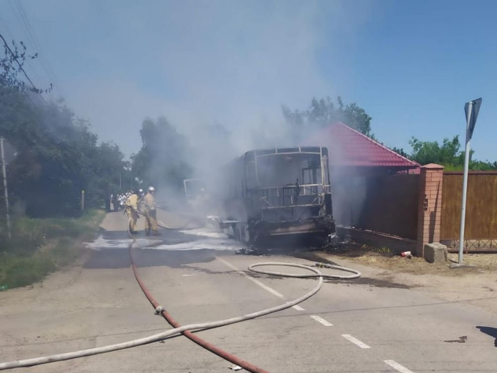 В Усть-Лабинском районе сгорел пассажирский автобус