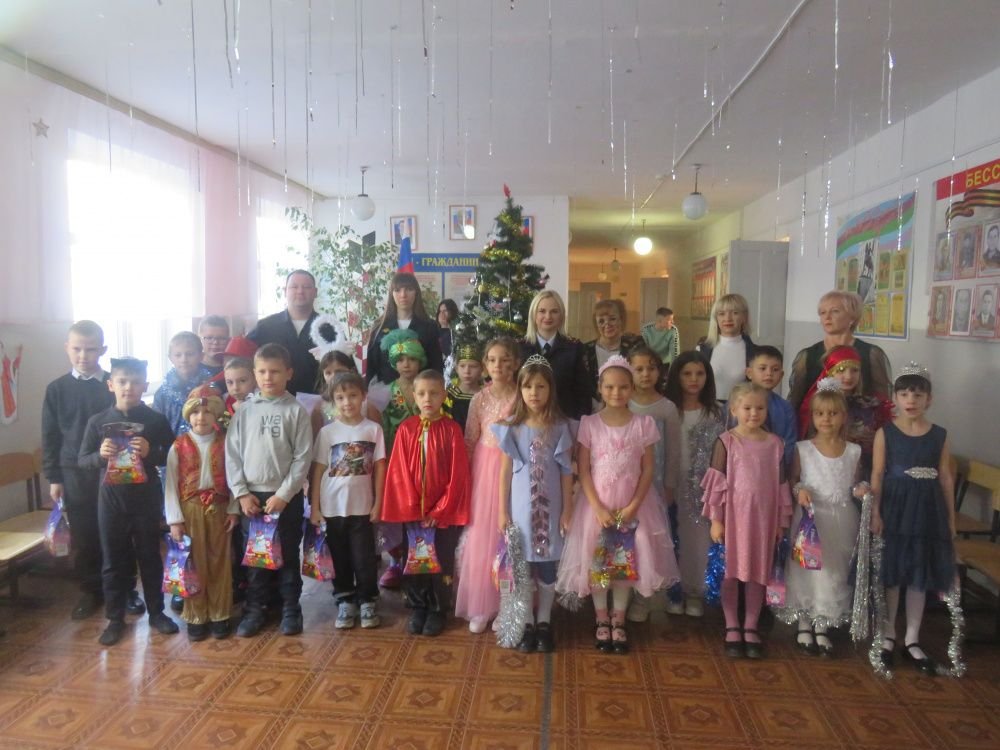 Полицейские и общественники района присоединись к Всероссийской акции «Полицейский Дед Мороз»