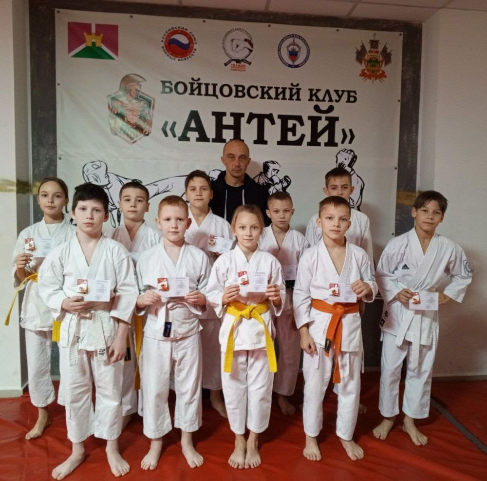 Дед Мороз принёс знаки ГТО юным спортсменам