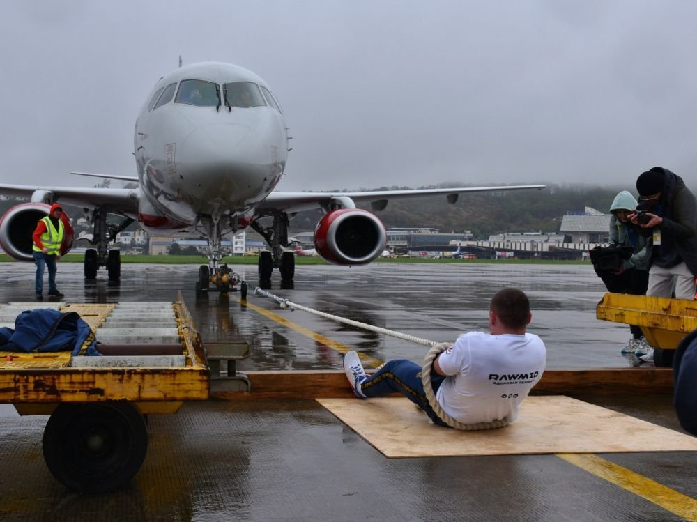 Силач передвинул самолет в аэропорту Сочи и установил мировой рекорд