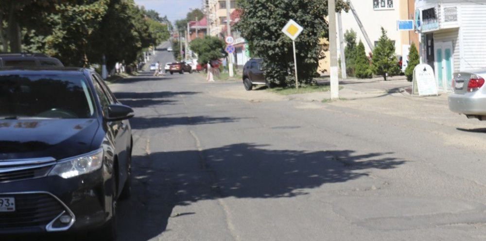 Планируется капитальный ремонт дороги на улице Октябрьской.