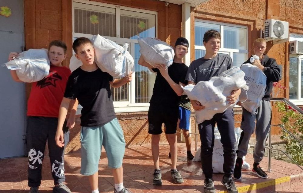 Усть-лабинские школьники вырастили 300 мешков сахарной свеклы для завода «Свобода»