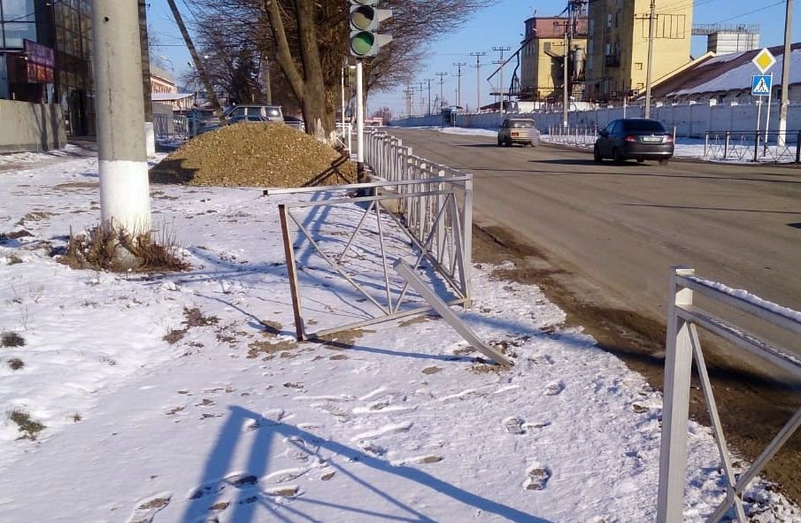 Неизвестный протаранил на машине ограждение в Усть-Лабинске